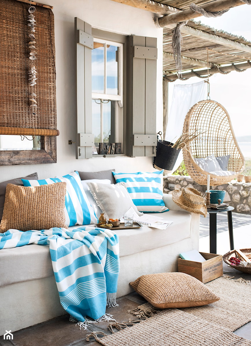 Summer 2015 - Średni z kamienną podłogą z fotelem wiszącym taras z tyłu domu, styl prowansalski - zdjęcie od H&M Home