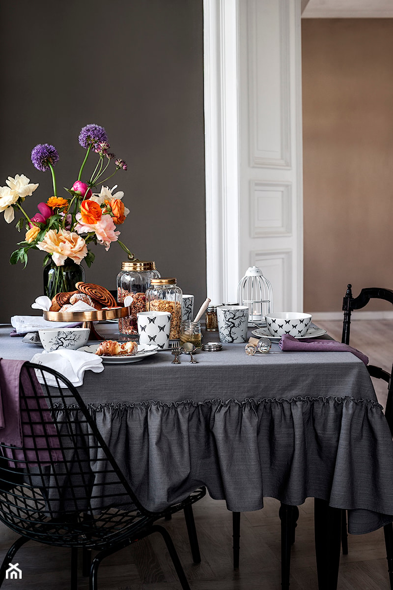 Autumn 2014 - Mała czarna jadalnia jako osobne pomieszczenie, styl skandynawski - zdjęcie od H&M Home