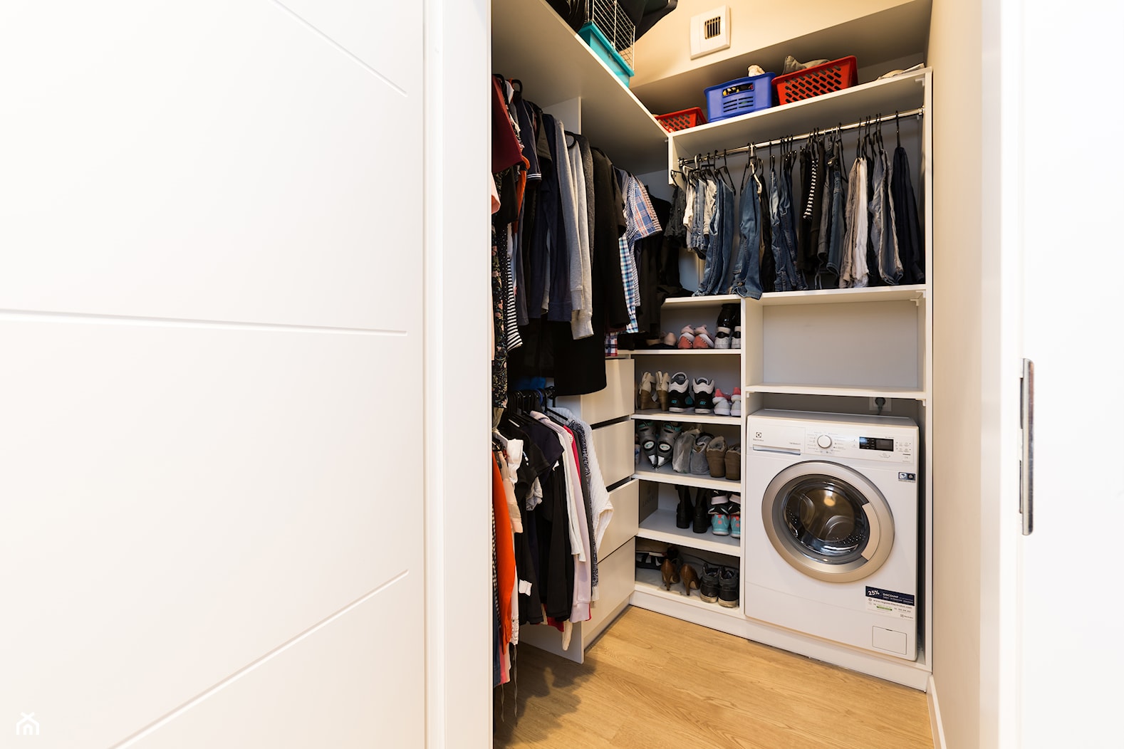 Garderoba z funkcją pralni - zdjęcie od IN2HOME - Homebook