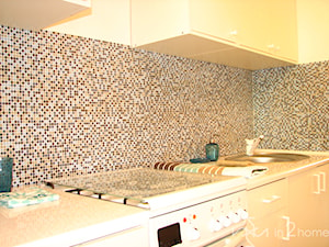 Mozaika "robi" wnętrze tej kuchni - zdjęcie od IN2HOME