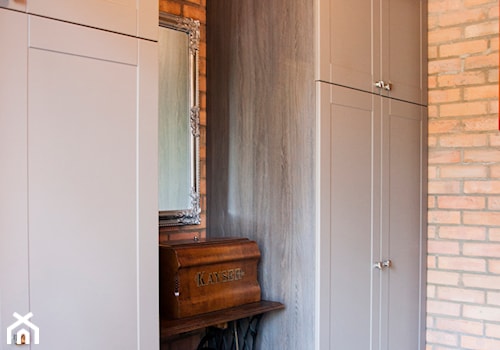 Stary dom w nowym wydaniu - Średni brązowy hol / przedpokój, styl tradycyjny - zdjęcie od IN2HOME
