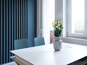Mieszkanie w Katowicach | Koszutka - Mała biała czarna jadalnia jako osobne pomieszczenie - zdjęcie od Superpozycja Architekci Dominika Trzcińska