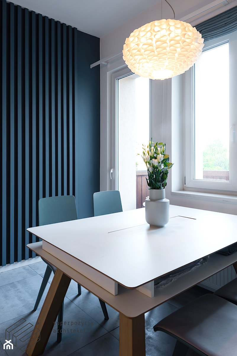 Mieszkanie w Katowicach | Koszutka - Mała biała czarna jadalnia jako osobne pomieszczenie - zdjęcie od Superpozycja Architekci Dominika Trzcińska