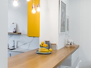 Mieszkanie w Katowicach | Koszutka - Średnia otwarta biała z podblatowym zlewozmywakiem kuchnia w kształcie litery l z marmurem nad blatem kuchennym - zdjęcie od Superpozycja Architekci Dominika Trzcińska