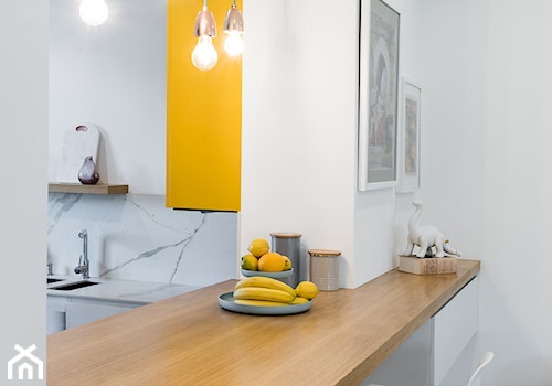 Mieszkanie w Katowicach | Koszutka - Średnia otwarta biała z podblatowym zlewozmywakiem kuchnia w kształcie litery l z marmurem nad blatem kuchennym - zdjęcie od Superpozycja Architekci Dominika Trzcińska