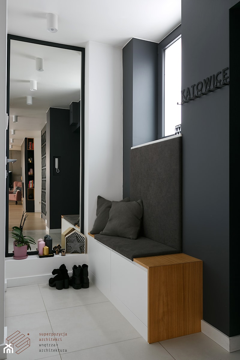 Mieszkanie w Katowicach - Średni z wieszakiem biały szary hol / przedpokój - zdjęcie od Superpozycja Architekci Dominika Trzcińska