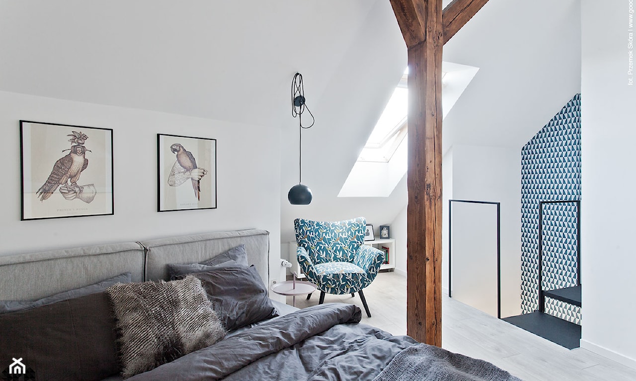sypialnia na poddaszu, drewniane belki stropowe, czarna lampa wisząca z metalu