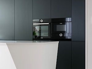 Mieszkanie w Katowicach - Średnia otwarta z kamiennym blatem biała czarna z zabudowaną lodówką kuchnia jednorzędowa z wyspą lub półwyspem, styl minimalistyczny - zdjęcie od Superpozycja Architekci Dominika Trzcińska