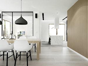 Dom w Mogilanach - Duża biała jadalnia w salonie - zdjęcie od Superpozycja Architekci Dominika Trzcińska