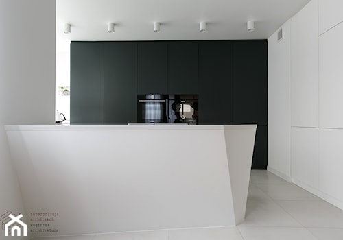 Mieszkanie w Katowicach - Duża otwarta z salonem biała z zabudowaną lodówką kuchnia w kształcie litery l z wyspą lub półwyspem, styl minimalistyczny - zdjęcie od Superpozycja Architekci Dominika Trzcińska