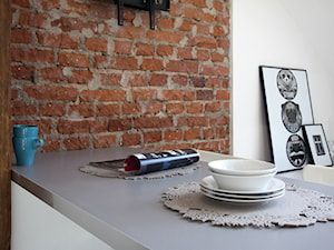 Metamorfoza wnętrz poddasza - Mała biała jadalnia jako osobne pomieszczenie, styl skandynawski - zdjęcie od Superpozycja Architekci Dominika Trzcińska