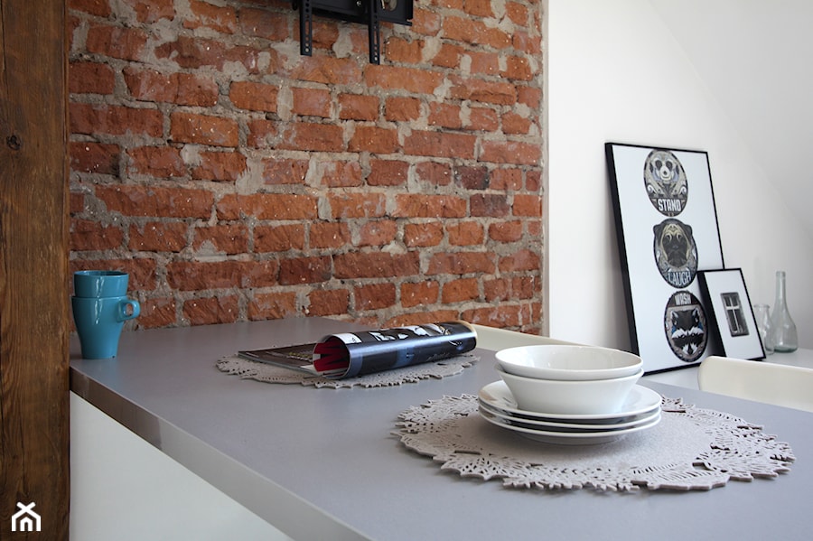 Metamorfoza wnętrz poddasza - Mała biała jadalnia jako osobne pomieszczenie, styl skandynawski - zdjęcie od Superpozycja Architekci Dominika Trzcińska
