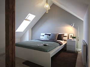 Metamorfoza wnętrz poddasza - Średnia biała szara sypialnia na poddaszu, styl skandynawski - zdjęcie od Superpozycja Architekci Dominika Trzcińska