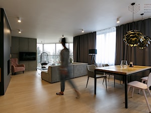 Mieszkanie w Katowicach - Duży szary salon z jadalnią z bibiloteczką - zdjęcie od Superpozycja Architekci Dominika Trzcińska
