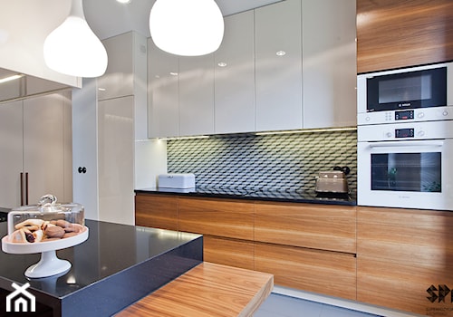 Apartament Wille Parkowa 2 - Średnia biała z zabudowaną lodówką kuchnia jednorzędowa z wyspą lub półwyspem - zdjęcie od Superpozycja Architekci Dominika Trzcińska