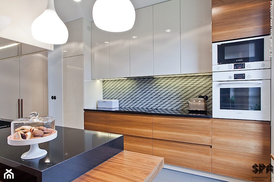 Apartament Wille Parkowa 2 - Średnia biała z zabudowaną lodówką kuchnia jednorzędowa z wyspą lub półwyspem - zdjęcie od Superpozycja Architekci Dominika Trzcińska