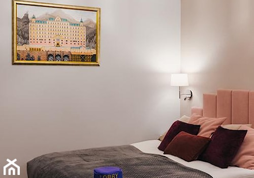 Apartament w Krakowie wzorowany na filmie "Grand Budapest Hotel" - Sypialnia, styl glamour - zdjęcie od Jankowska Design