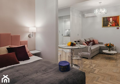 Apartament w Krakowie wzorowany na filmie "Grand Budapest Hotel" - Salon, styl glamour - zdjęcie od Jankowska Design