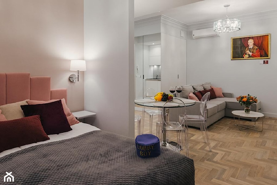 Apartament w Krakowie wzorowany na filmie "Grand Budapest Hotel" - Salon, styl glamour - zdjęcie od Jankowska Design