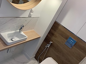 Toaleta w bieli i drewnie - zdjęcie od CUBEFORM Sp. z o.o.