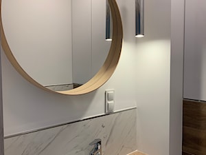 Toaleta w bieli i drewnie