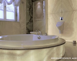 Rezydencja Wilanów - Duża z marmurową podłogą łazienka z oknem - zdjęcie od BAUART STUDIO Pracownia Architektury - Homebook
