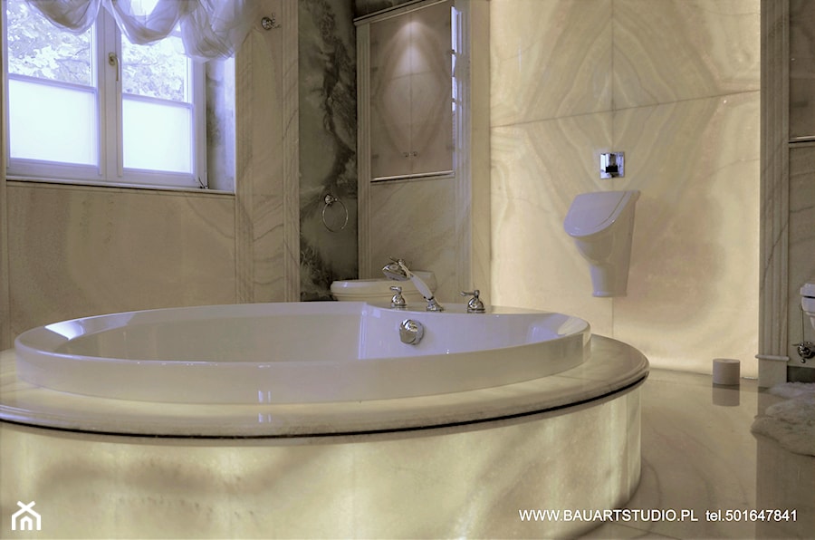Rezydencja Wilanów - Duża z marmurową podłogą łazienka z oknem - zdjęcie od BAUART STUDIO Pracownia Architektury