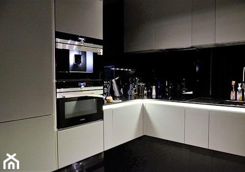 Penthouse Wilanów - Duża z zabudowaną lodówką kuchnia w kształcie litery l - zdjęcie od BAUART STUDIO Pracownia Architektury