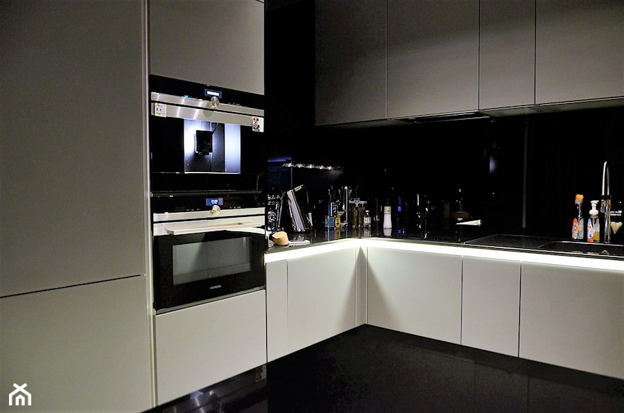 Penthouse Wilanów - Duża z zabudowaną lodówką kuchnia w kształcie litery l - zdjęcie od BAUART STUDIO Pracownia Architektury