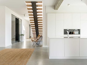 Dom w Zalesiu - Średnia otwarta z kamiennym blatem szara z zabudowaną lodówką z podblatowym zlewozmywakiem kuchnia jednorzędowa z wyspą lub półwyspem - zdjęcie od BAUART STUDIO Pracownia Architektury