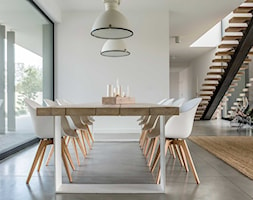 Dom w Zalesiu - Duża biała jadalnia jako osobne pomieszczenie - zdjęcie od BAUART STUDIO Pracownia Architektury - Homebook