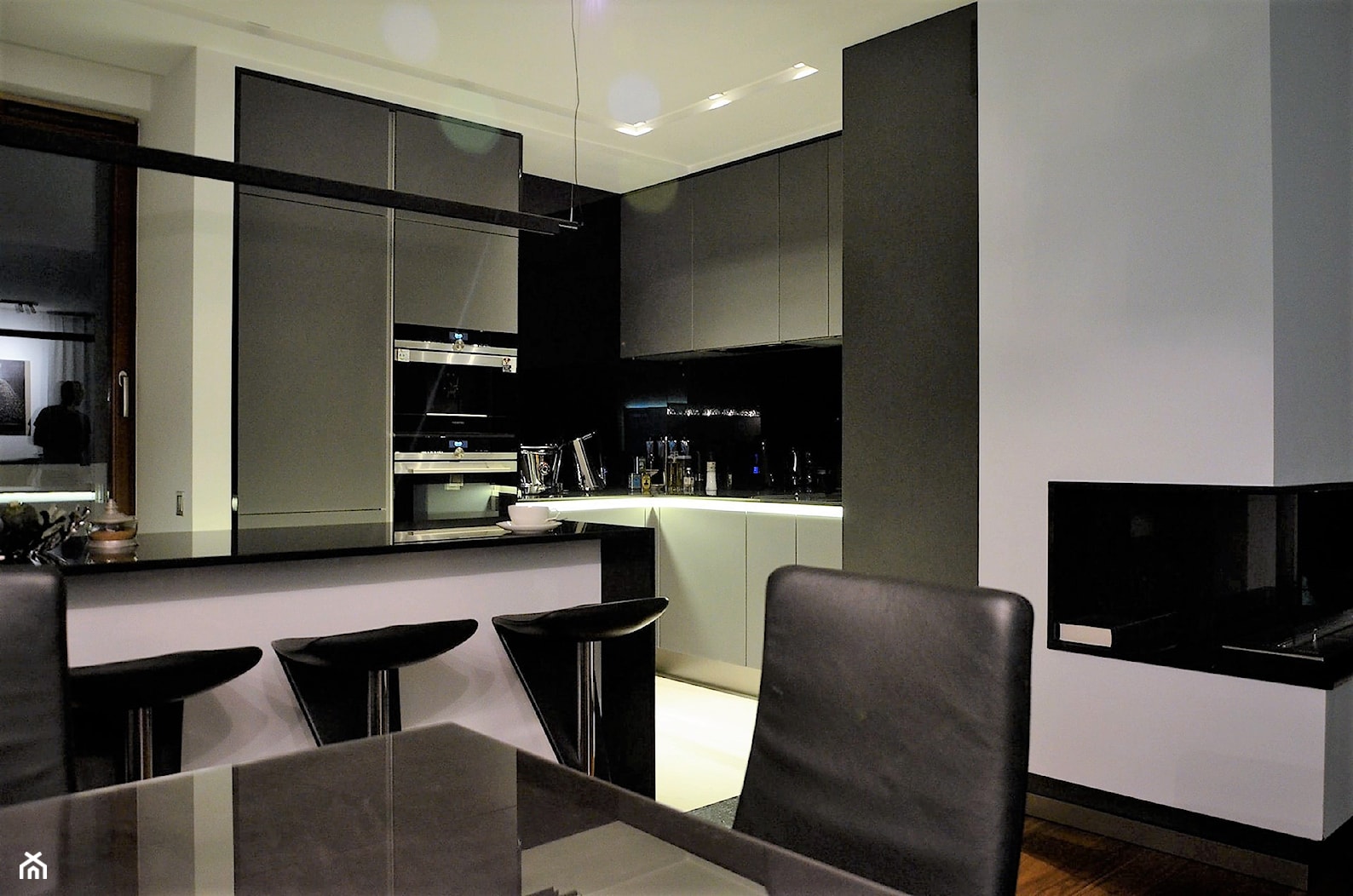 Penthouse Wilanów - Średnia otwarta z kamiennym blatem czarna z zabudowaną lodówką kuchnia w kształcie litery l - zdjęcie od BAUART STUDIO Pracownia Architektury - Homebook