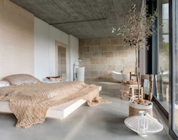 Dom w Zalesiu - Średnia beżowa biała sypialnia z łazienką - zdjęcie od BAUART STUDIO Pracownia Architektury - Homebook