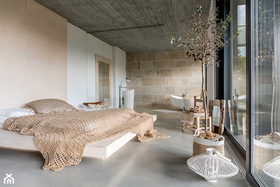 Dom w Zalesiu - Średnia beżowa biała sypialnia z łazienką - zdjęcie od BAUART STUDIO Pracownia Architektury