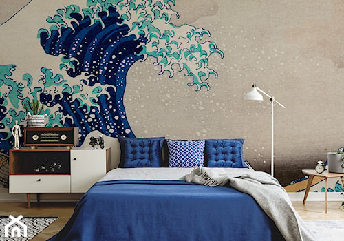 sypialnia w stylu klasycznym z fototapetą imitującą dzieło "Wielka Fala w Kanagawie" - zdjęcie od REDRO