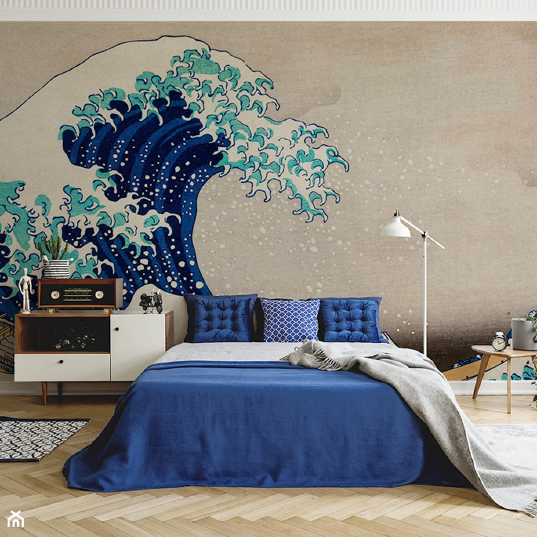 sypialnia w stylu klasycznym z fototapetą imitującą dzieło "Wielka Fala w Kanagawie" - zdjęcie od REDRO - Homebook
