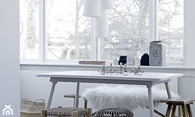 biały stół, drewniane krzesła, podłoga z szarego drewna