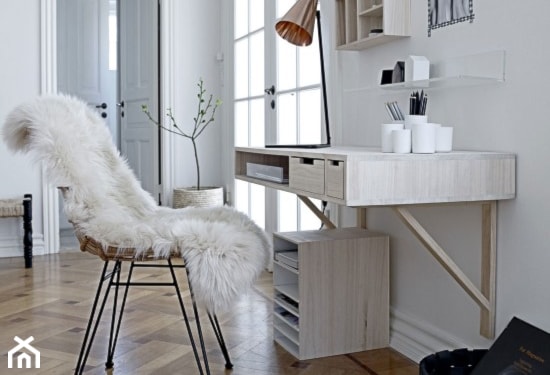 drewniana podłoga, krzesło na metalowych nogach, biała narzuta, metalowa lampa biurowa