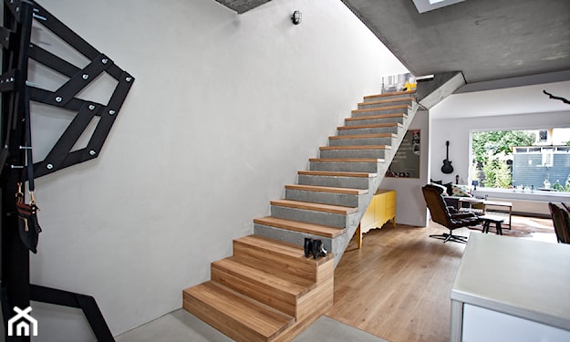 drewniane schody bez balustrady, drewniana podłoga, skórzany fotel