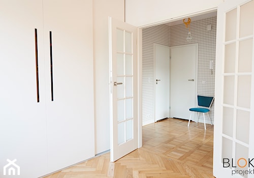 Vintage z pepitką - Średnia beżowa biała sypialnia, styl skandynawski - zdjęcie od BLOKprojekt