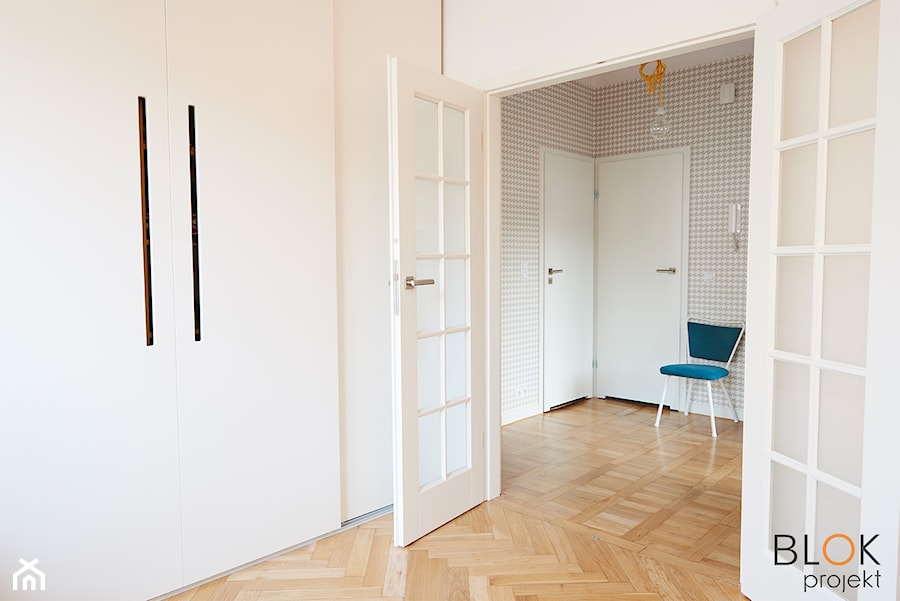 Vintage z pepitką - Średnia beżowa biała sypialnia, styl skandynawski - zdjęcie od BLOKprojekt