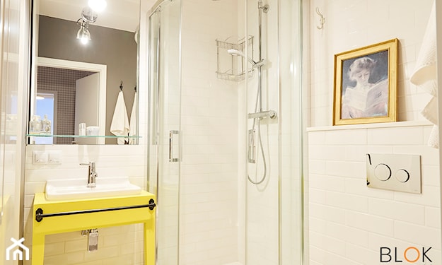 lustro w jasnej łazience z żółtymi dodatkami