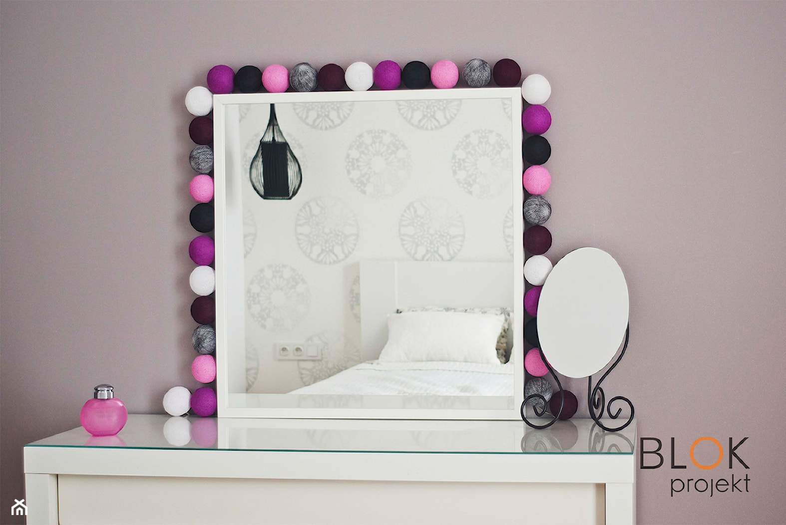 Biel, fuksja i orzech amerykański - Średnia szara sypialnia, styl glamour - zdjęcie od BLOKprojekt - Homebook
