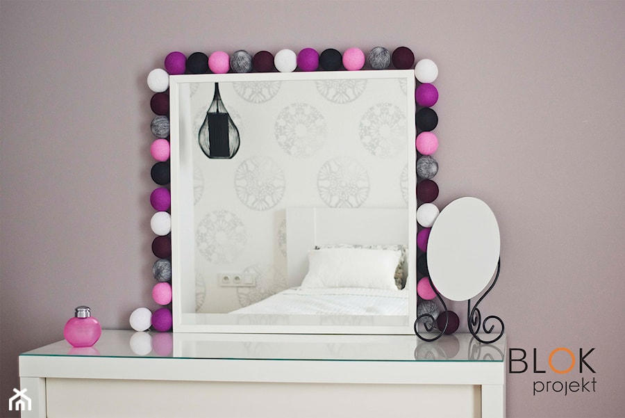 Biel, fuksja i orzech amerykański - Średnia szara sypialnia, styl glamour - zdjęcie od BLOKprojekt