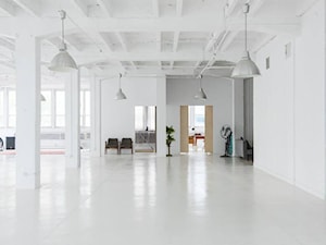 Studio fotograficzne - Duży biały salon, styl industrialny - zdjęcie od BLOKprojekt
