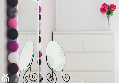 Biel, fuksja i orzech amerykański - Średnia biała sypialnia, styl glamour - zdjęcie od BLOKprojekt