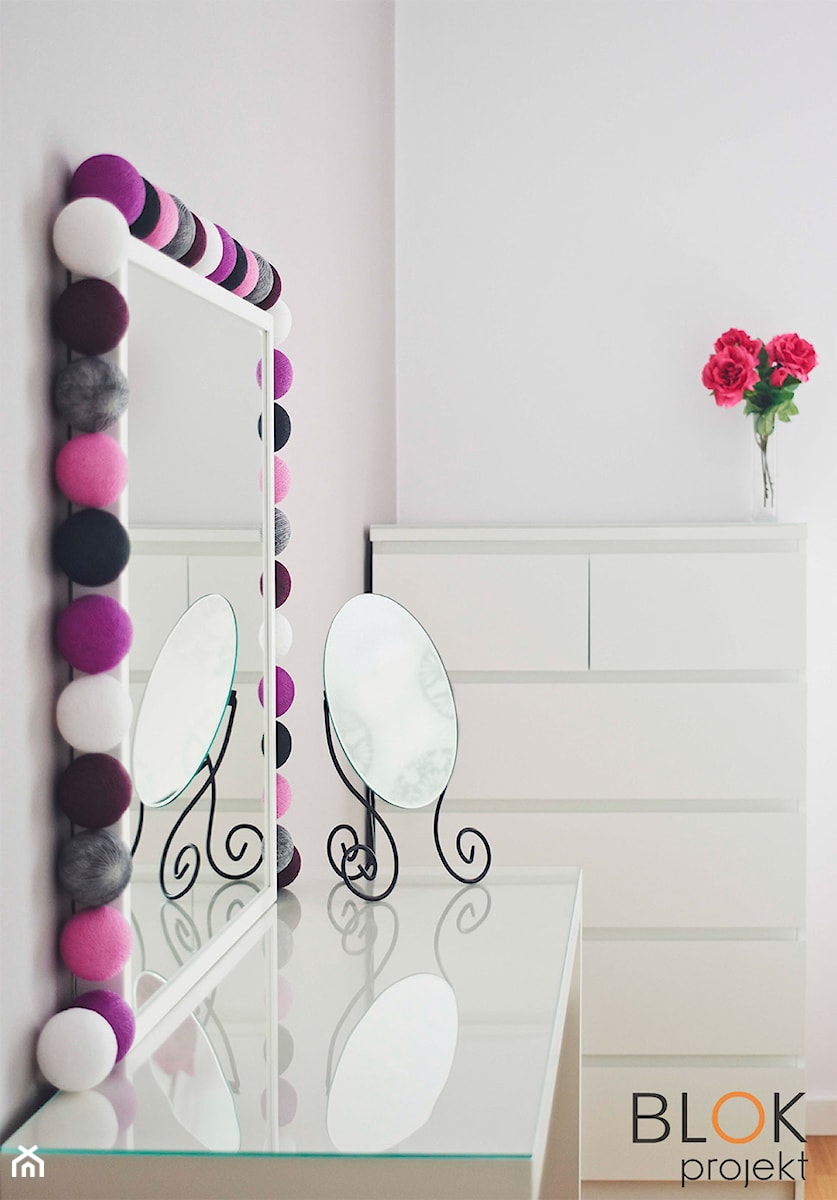 Biel, fuksja i orzech amerykański - Średnia biała sypialnia, styl glamour - zdjęcie od BLOKprojekt