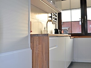 KUCHENNE REWOLUCJE - Mała otwarta zamknięta biała kuchnia jednorzędowa, styl skandynawski - zdjęcie od Dobrochna Rajcic