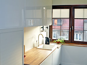 KUCHENNE REWOLUCJE - Średnia otwarta zamknięta z nablatowym zlewozmywakiem kuchnia z oknem, styl skandynawski - zdjęcie od Dobrochna Rajcic