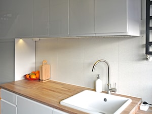 KUCHENNE REWOLUCJE - Mała otwarta z salonem z zabudowaną lodówką z nablatowym zlewozmywakiem kuchnia jednorzędowa, styl skandynawski - zdjęcie od Dobrochna Rajcic